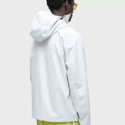 Casaco branco à prova de água com capuz visto de costas