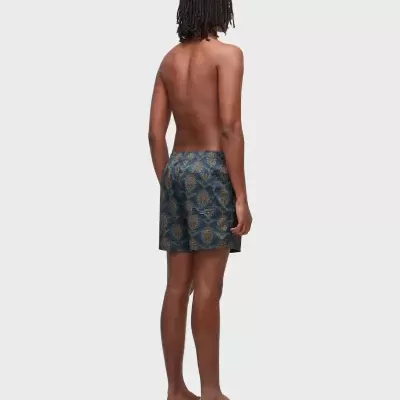 Calções de banho com padrão azul e dourado vistos de costas num modelo