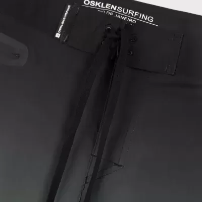Calções de surf pretos com fecho de cordão e etiqueta OSKLENSURFING