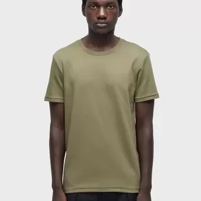 Camisola masculina verde-oliva de manga curta com gola redonda em fundo branco