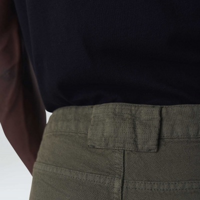 Calças verdes oliva com bolsos e camisa preta