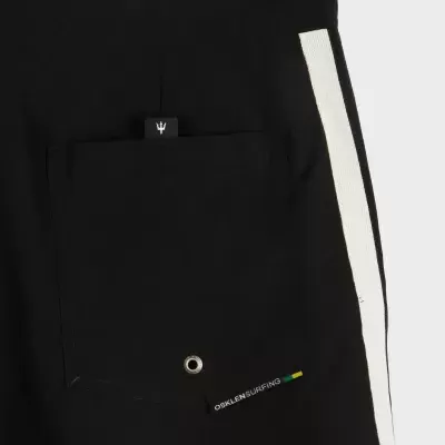 Calção preto com risca lateral branca e bolso com etiqueta OSKLEN SURFING