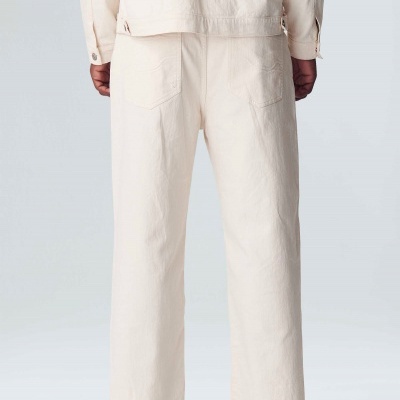 Calças largas creme claras vista de trás com ténis