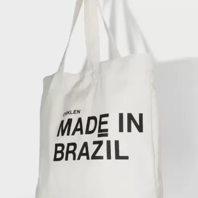 Mala tote branca com texto preto OSKLEN MADE IN BRAZIL