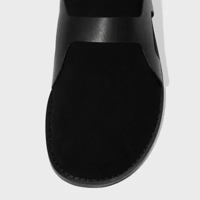 Sandália preta masculina com sola e parte superior em couro