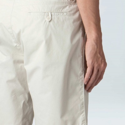 Calções bege leves com bolsos traseiros e botões