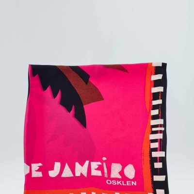 Lenço quadrado rosa com padrão de folhas e texto DE JANEIRO OSKLEN
