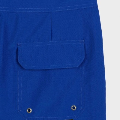 Calções azuis com bolso grande e etiqueta OSKLENSURFING