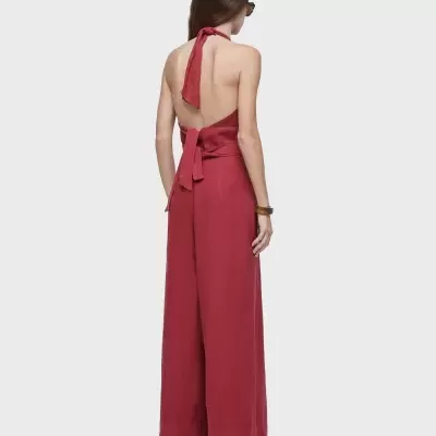 Macacão vermelho feminino de tecido fluido com costas descobertas e cintura amarrada