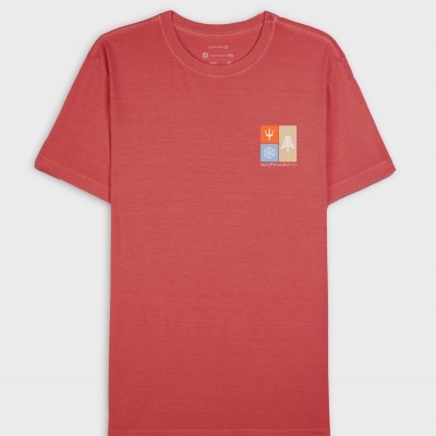 T-shirt rosa coral com padrão colorido e etiqueta interna