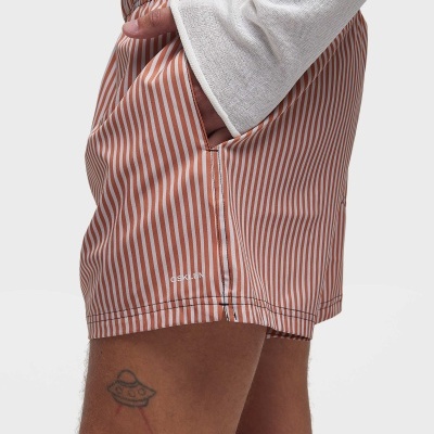 Calções de riscas brancas e castanhas com cintura elástica e bolso lateral, texto Osklen