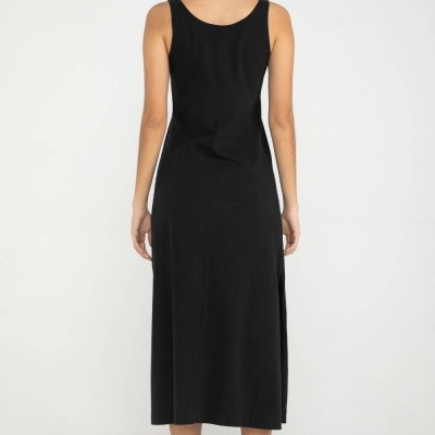Vestido longo preto sem mangas com decote redondo visto de costas