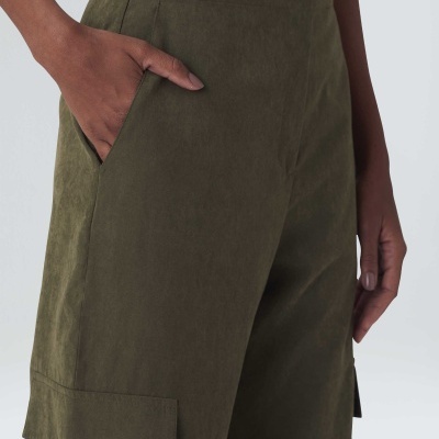 Calças cargo verde-oliva com bolsos laterais e camisola branca