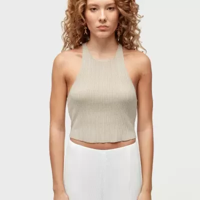 Top de malha canelada cinza claro com decote halter e calças brancas lisas