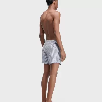 Calções de banho riscado branco e azul escuro em modelo masculino