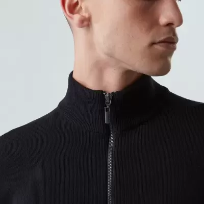 Camisola preta de malha fina com fecho de correr e colarinho alto