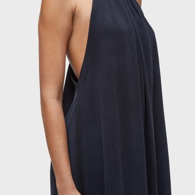 Vestido preto sem mangas com gola alta e laterais abertas