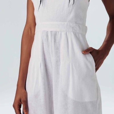 Vestido branco sem mangas com bolsos em tecido leve e transparente