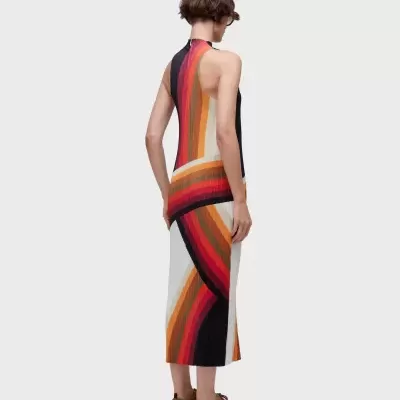 Vestido midi colorido feminino com padrão geométrico e tecido acanalado visto de costas