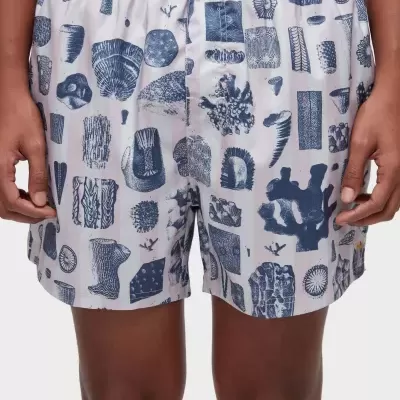 Calções de banho com padrão azul de figuras marinhas em fundo branco