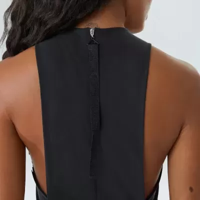 Top ou vestido preto com costas abertas e fecho visível