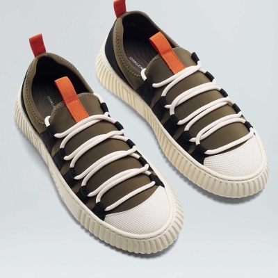 Ténis casuais verde-oliva, branco e laranja com sola branca texturizada