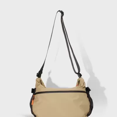 Bolsa tiracolo bege com detalhes em preto e puxador laranja