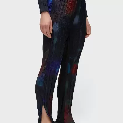 Calças femininas pretas com manchas coloridas e aberturas nos tornozelos