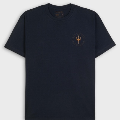 T-shirt preta com logo laranja à esquerda do peito e etiqueta interior com texto.