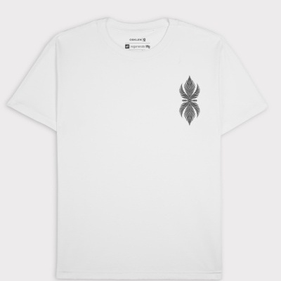 T-shirt branca algodão com estampado de folhas preto lado superior direito.