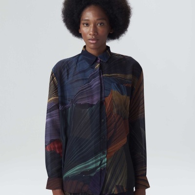 Blusa de botão com padrão abstrato em vários tons, gola clássica, tecido leve.