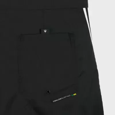 Calção de banho preto com bolso e etiquetas visíveis