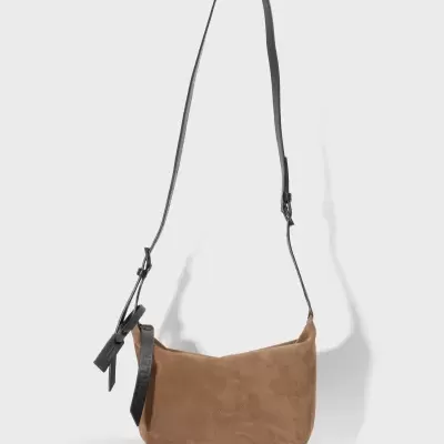 Mala de ombro castanha em camurça com alça preta e etiqueta preta pendurada