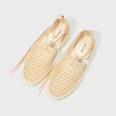 Sapatos rasos bege em trama natural com tiras finas e solado branco