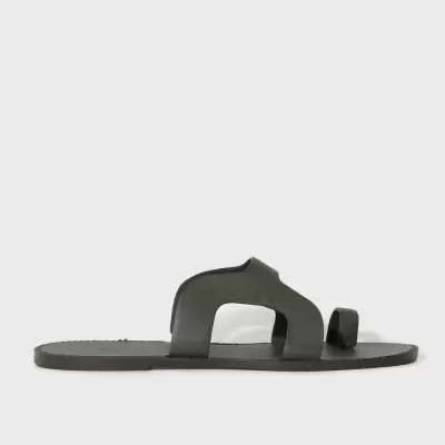 Sandália preta de dedo com design aberto em fundo cinza