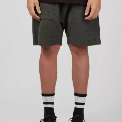 Calções masculinos verdes escuros com bolsos e meias brancas com riscas pretas