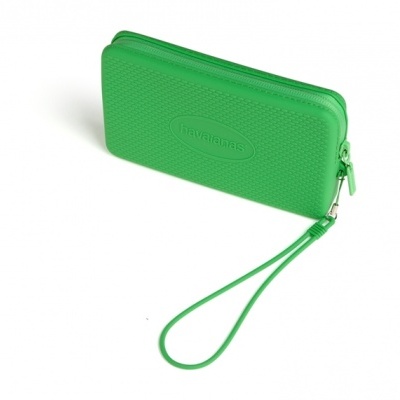 Carteira de mão verde com fecho de correr e alça de pulso