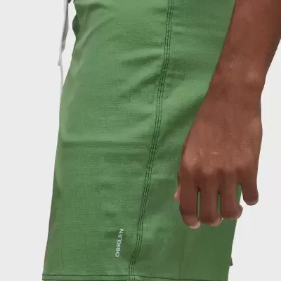 Calções de banho verdes com cordão branco e logótipo OSKLEN na barra lateral