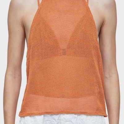 Camisola de malha laranja translúcida com alças finas e gola halter