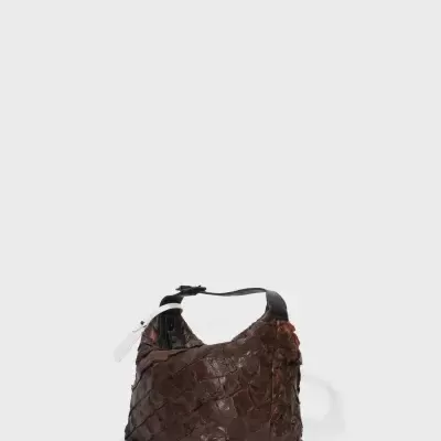Mala castanha com textura de pele escamosa e alça preta