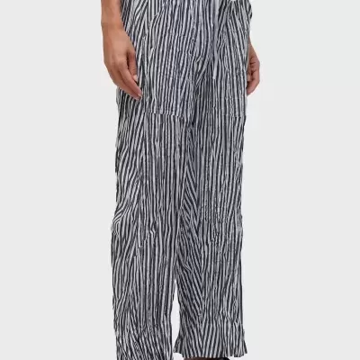 Calças largas riscas pretas e brancas com cordão no cós e bolsos frontais