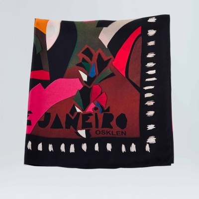 Lenço quadrado colorido com padrão abstrato e inscrições JANAFRIO OSKLEN