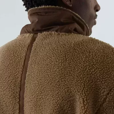 Casaco masculino castanho claro com textura de pelo sintético e gola alta