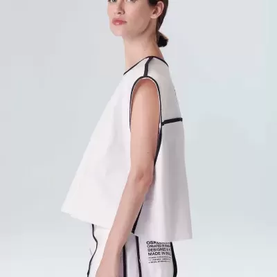 Conjunto feminino branco com detalhes pretos e texto impresso, modelo de perfil