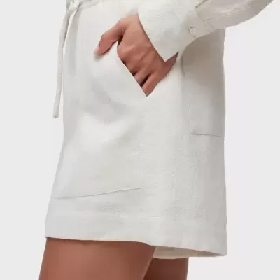 Short branco de tecido macio com bolso lateral e cordão na cintura