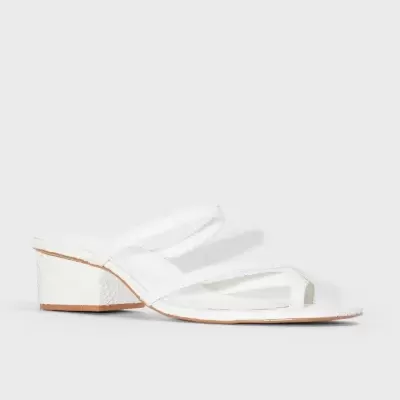 Sandália branca de salto baixo com tiras finas e sola castanha