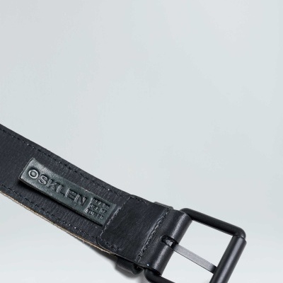 Cinto preto em pele com fivela metálica preta e etiqueta OSKLEN