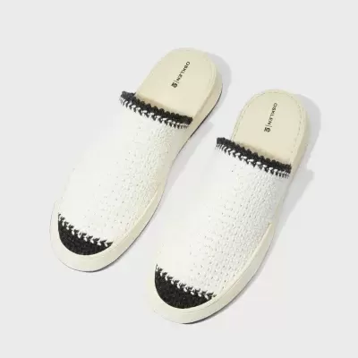 Chinelos mule branco tricotado com detalhes pretos