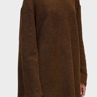 Camisola castanha texturizada com mangas largas e gola redonda