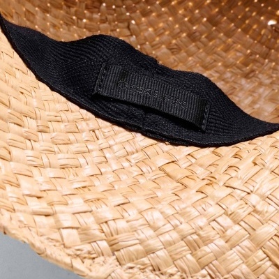 Chapéu de palha com faixa interior preta e etiqueta